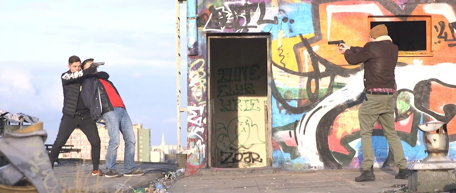 Scene from a Set. The actors are aiming with guns. Shootingday.